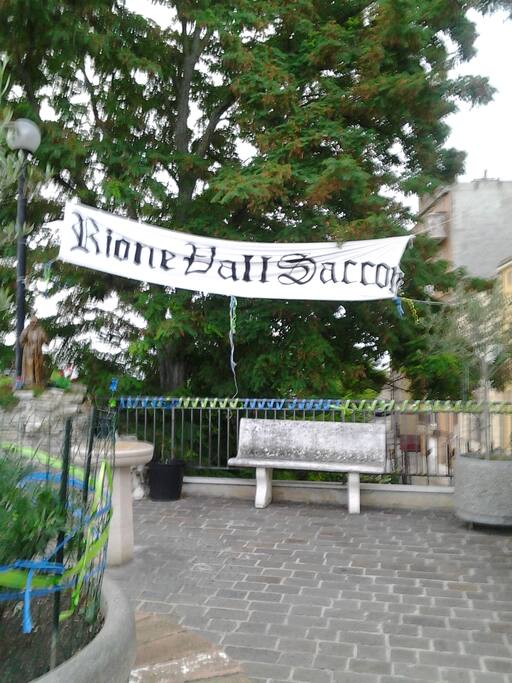 20 agosto, festa patronale: ogni quartiere viene addobbato