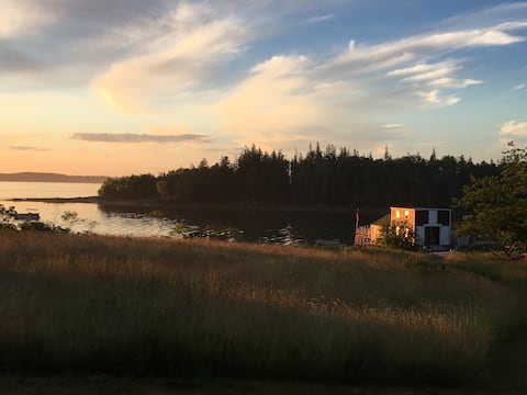 Successful Airbnb property: Vintage ISLAND farmhouse, BYO boat/kayak. Unique! in Midcoast Maine