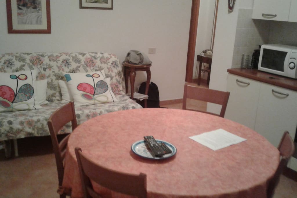 (Salone) Tavolo e Divano-letto