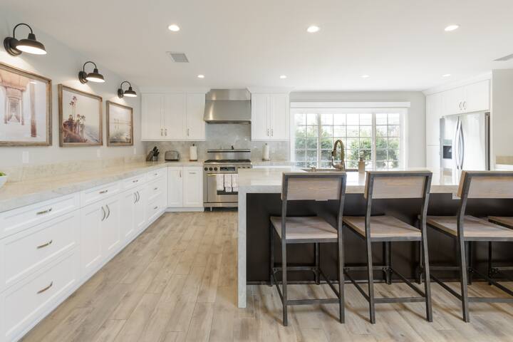 Seven Bedrooms in La Jolla Village gallery image 3