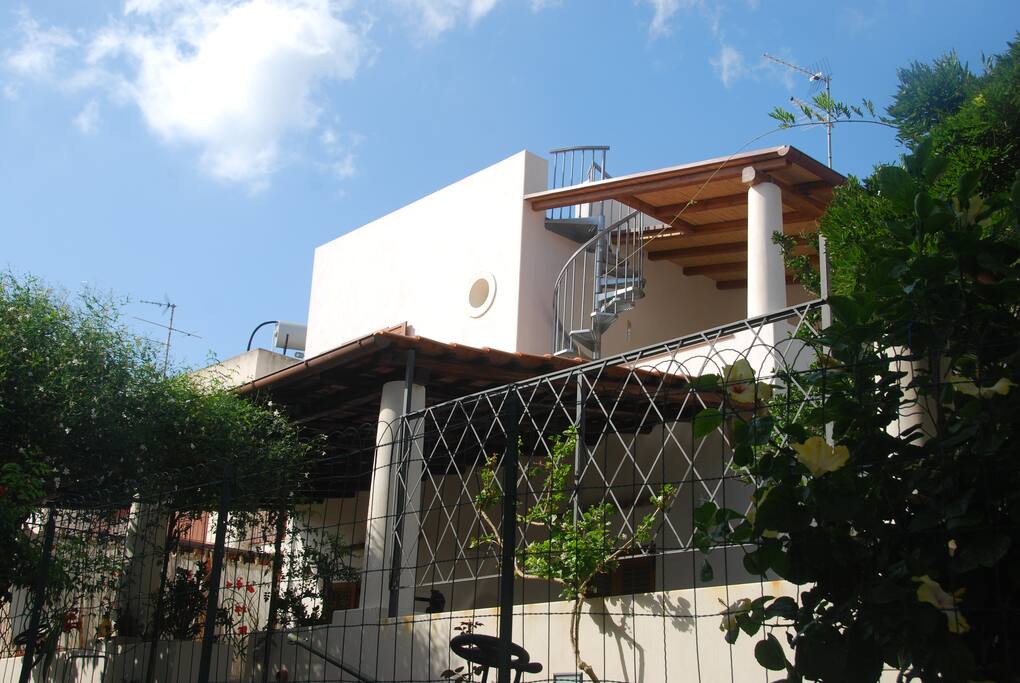 La casa è a primo piano di una villa in stile architettonico tipico eoliano. L'ingresso è indipendente.