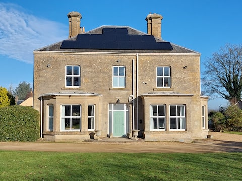 Hot tub, games rm, karaoke, home cinema. Nr Bath
