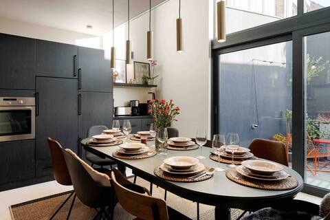 Spacious & Chic House in Center