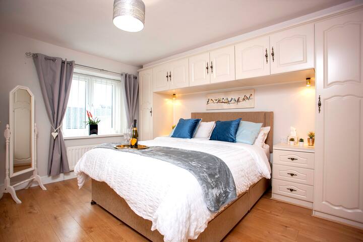 Dormitorio principal con inodoro en suite con ducha