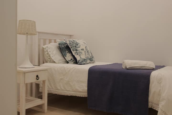 חדר אורחים קטן יותר. החדר הזה קצת חשוך אבל מואר היטב כשהאורות למטה דולקים. :) 