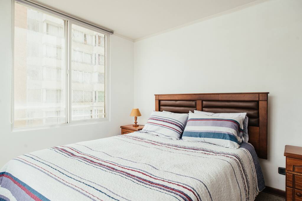 dormitorio principal con cama matrimonial