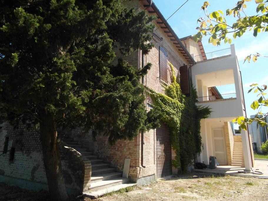 Particolare del casolare - scale a sinistra per accesso a Dora, a destra per accesso a Celeste e Linda