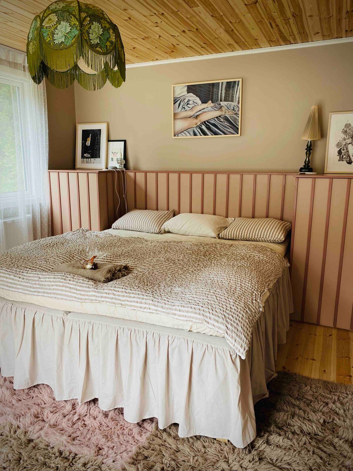 Spálňa s manželskou posteľou a východom na zadnú terasu 