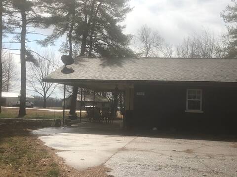 River View Cottage - Conveniently Nestled and Nice