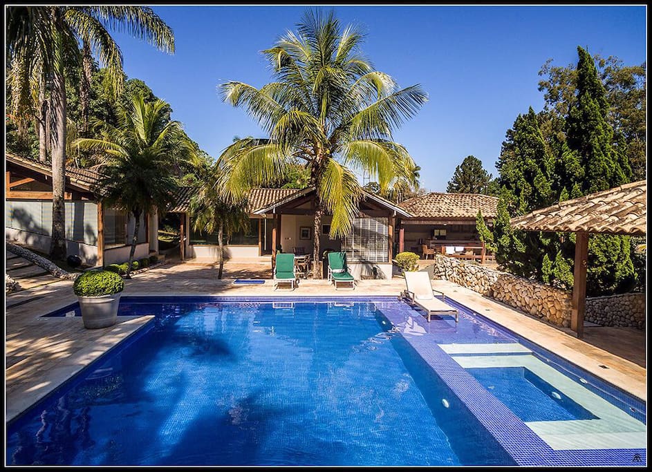 Piscina e ao fundo Lounge, Espaço Gourmet, Sala de Jogos e Sauna