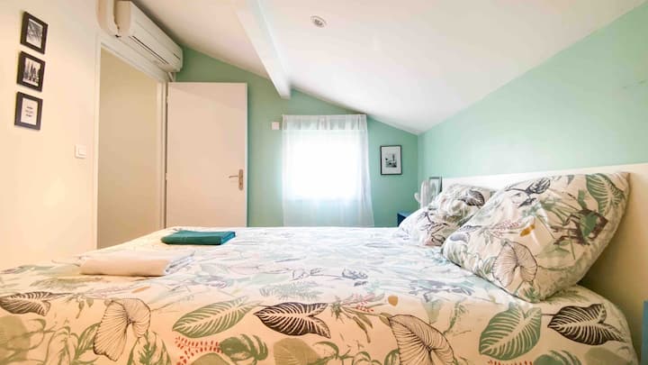 Chambre avec lit double et grand dressing.