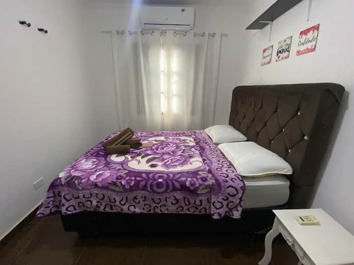 Chumba 01 na kitanda cha watu wawili na kiyoyozi