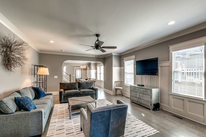 ספות זוגיות רחבות במיוחד; טלוויזיה עם מסך שטוח, כבלים איכותיים, אינטרנט אלחוטי