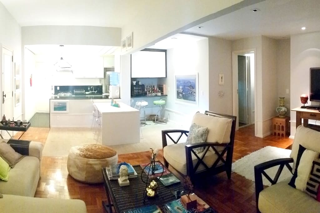 Sala ampla com cozinha americana integrada - Large living room with integrated kitchen