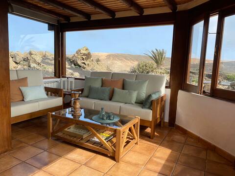Top performing Airbnb: Sunrise villa over the volcano (Naciente - 170m²) in Haría