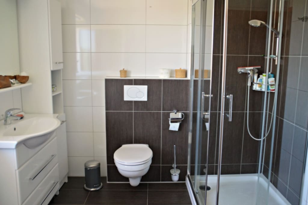 Bad zur Mitbenutzung, weiteres Gäste-WC separat