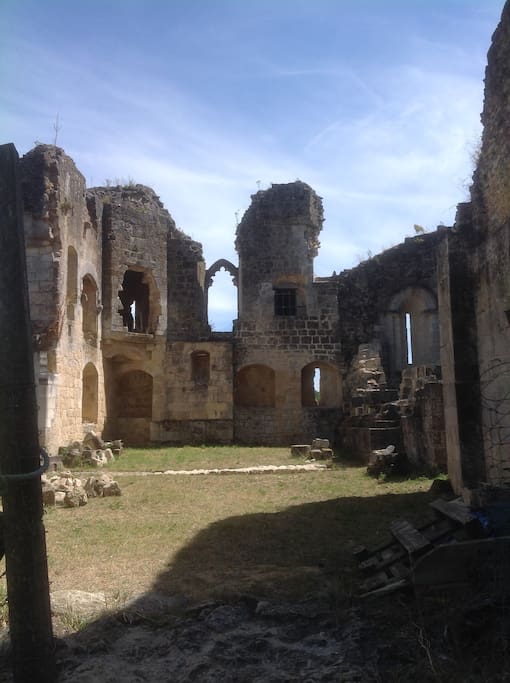Commanderie de Sallebruneau au pied de la maison
