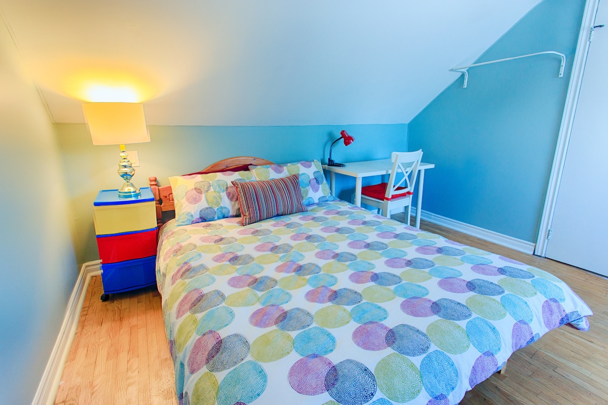 Dhoma e gjumit e tretë (Orange Rose) - Kati i 2-të - Krevat dopio "Queen Sized"