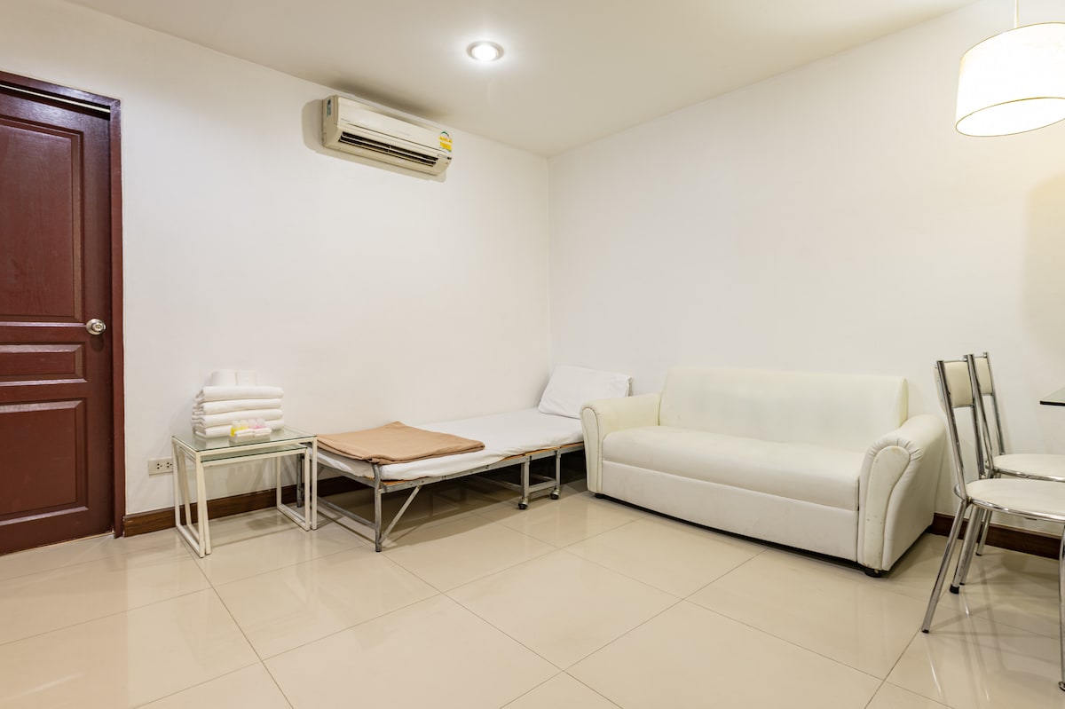 Raspored kreveta
Uobičajena postavka 3 px, maks. 6 px
Krevet će se osigurati u skladu s brojem rezerviranih osoba.

3 piksela: normalna postavka
Spavaća soba 1: 1 bračni krevet (180x200)
Spavaća soba 2 : 1 krevet za jednu osobu

4 piksela: dodajte 1 krevet za jednu osobu u spavaćoj sobi 2
5px: dodajte 1 dodatni krevet u spavaćoj sobi 1
6px: dodajte 1 m