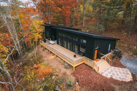 Luxe Stay w/ Moutain Views & Hot Tub
