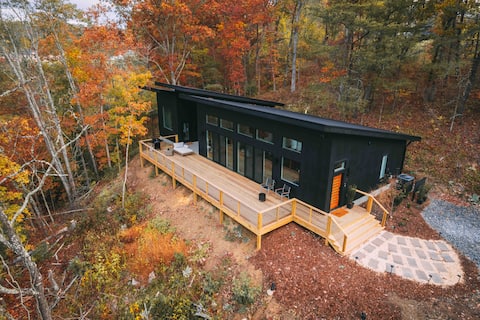 Luxe Stay w/ Moutain Views & Hot Tub