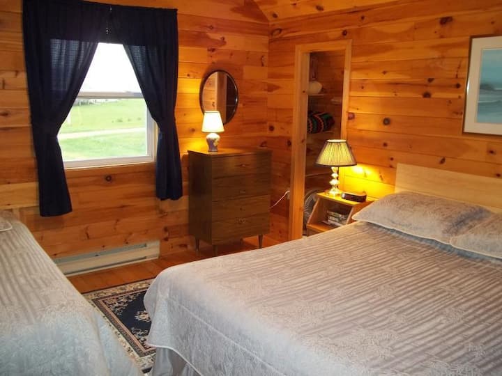 Meadowside的第二间卧室既有标准双人床又有1张单人床。