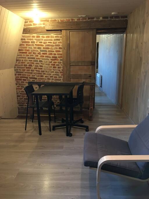 Entièrement rénové récemment en conservant le côté ancien avec poutres et escaliers en chêne et vieille brique . Toute la décoration des pièces est en bois patinée, atmosphère chaleureuse.
Dispose du wifi . Proche de tous commerce , boulangerie à 10 m , restaurant, café.
Plus une cour intérieur avec table et chaise pour prendre l’apéro ou votre repas