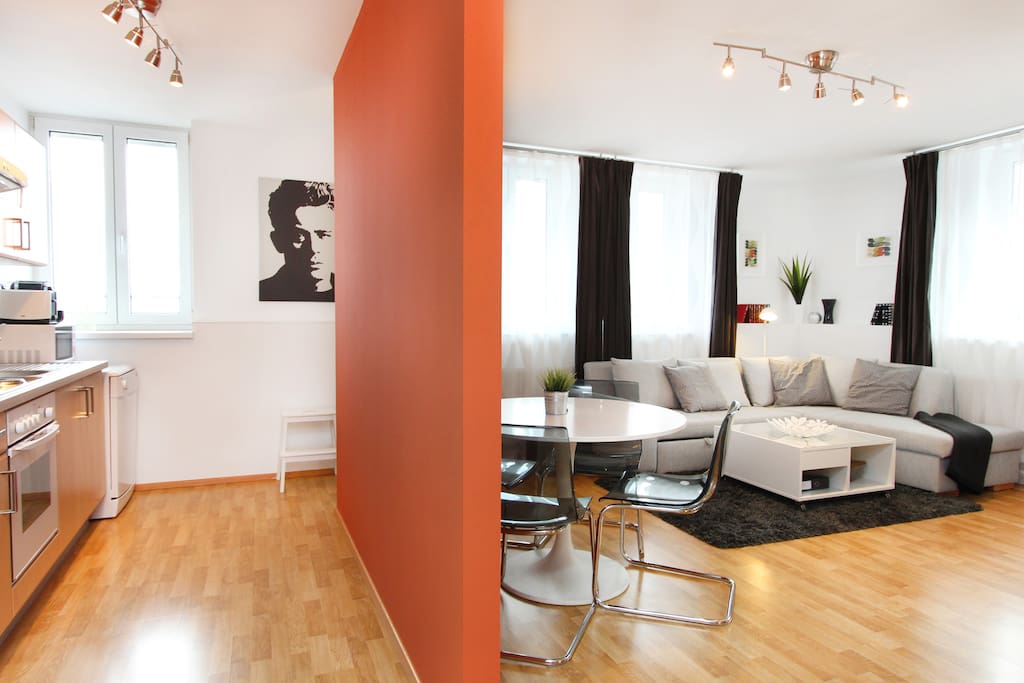 Wohnzimmer mit Küchenzeile / livingroom with kitchenette