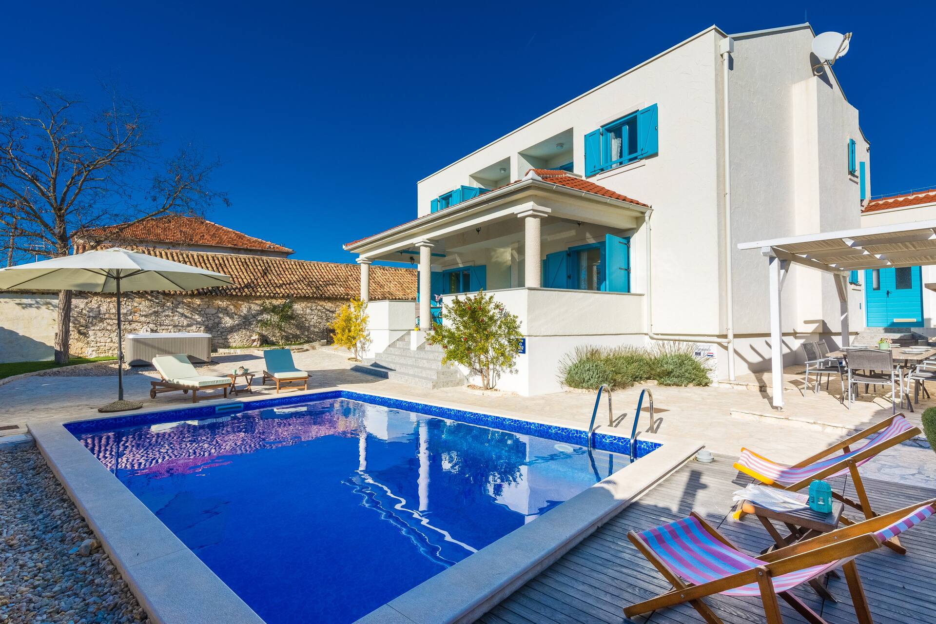 Wellness & spa Villa Spirini Dvori - piscina climatizada de temporada, sauna, bañera de hidromasaje
