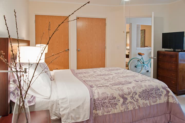 חדר אורחים עם חדר רחצה צמוד, שולחן עבודה, כורסה, שולחן שירות ושני בורים. טלוויזיית LED HD, נטפליקס ומערכת כבלים.