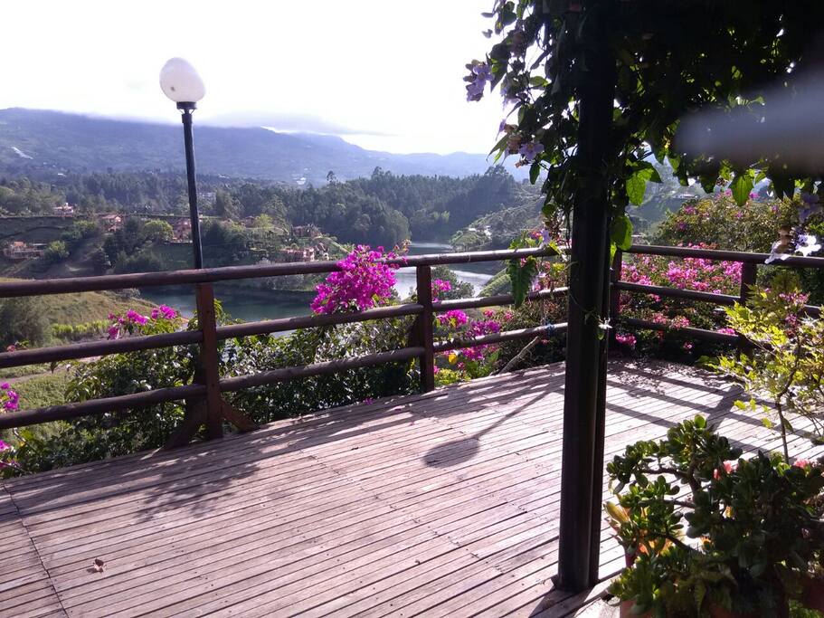 Deck con vista a la represa.