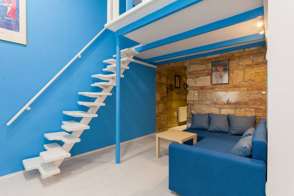 Beds are located on the loft