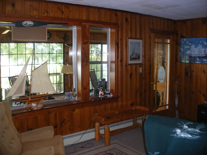 Lakefront Nostalgic Cottage
