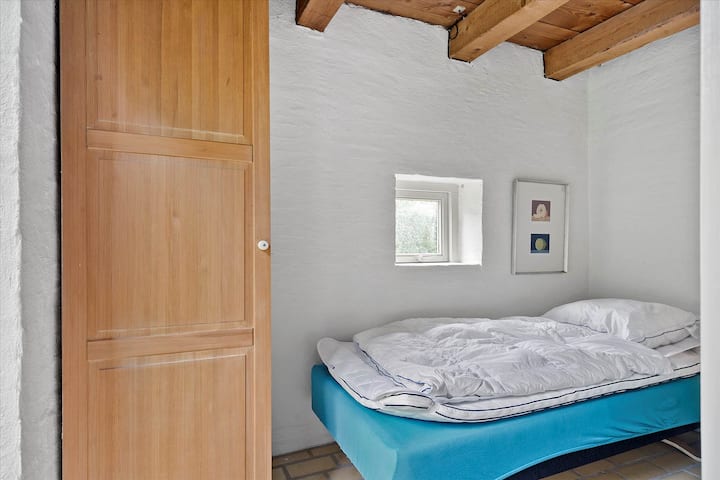 Bedroom 3 - Single bed

(Bedroom 3 - single bed)