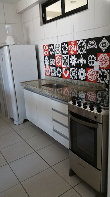 cozinha com armarios embutidos;