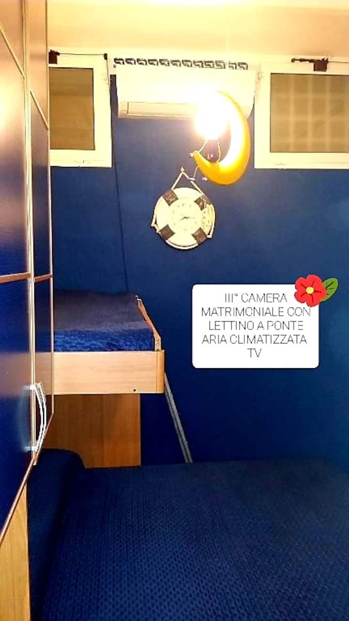 III, CHUMBA CHA KULALA MARA MBILI KILICHO NA KITANDA CHA SITAHA 