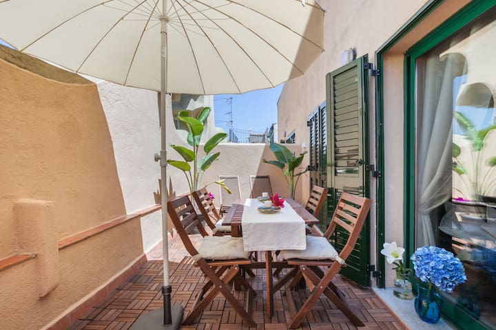 sunny terrace+apartment at modernist architecture