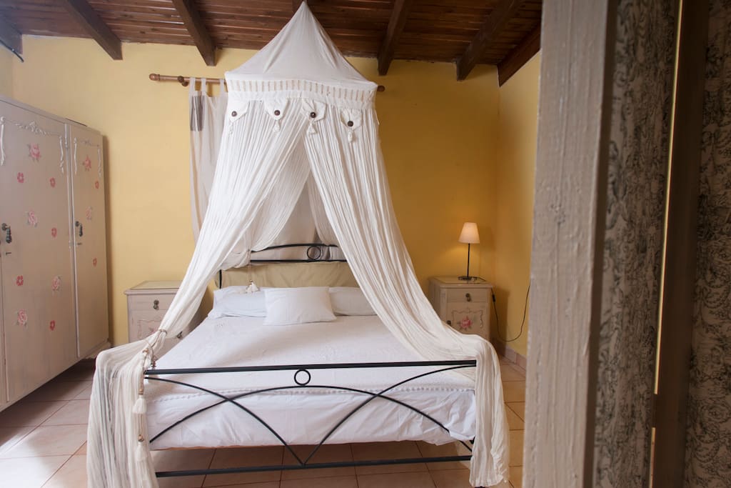 the main bedroom has a very warm decoration with a king size bed
and a sofa that can become a double bed