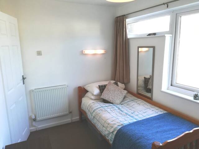Northfleet: Large single room, next to bathroom.