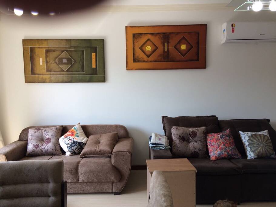 Sala com ar condicionado e sofás