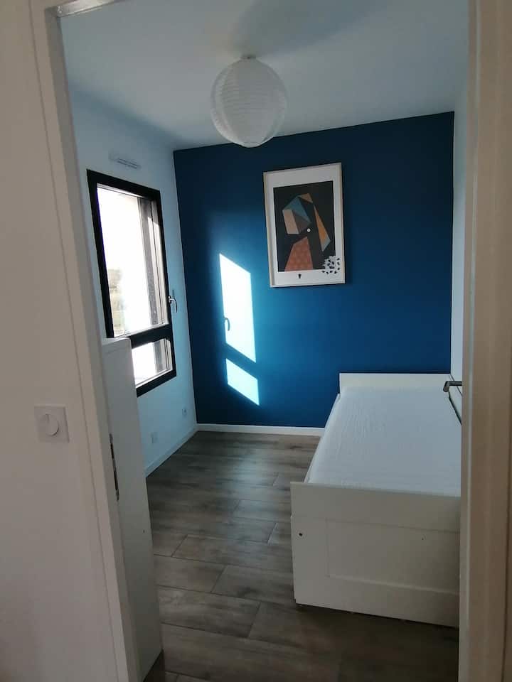 Втора спална соба на горниот кат - кревет во фиока од 80 см, кој се дупли , значи кревет од 160 см, со врата 