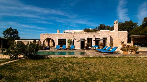 Charming villa with pool, garden and services