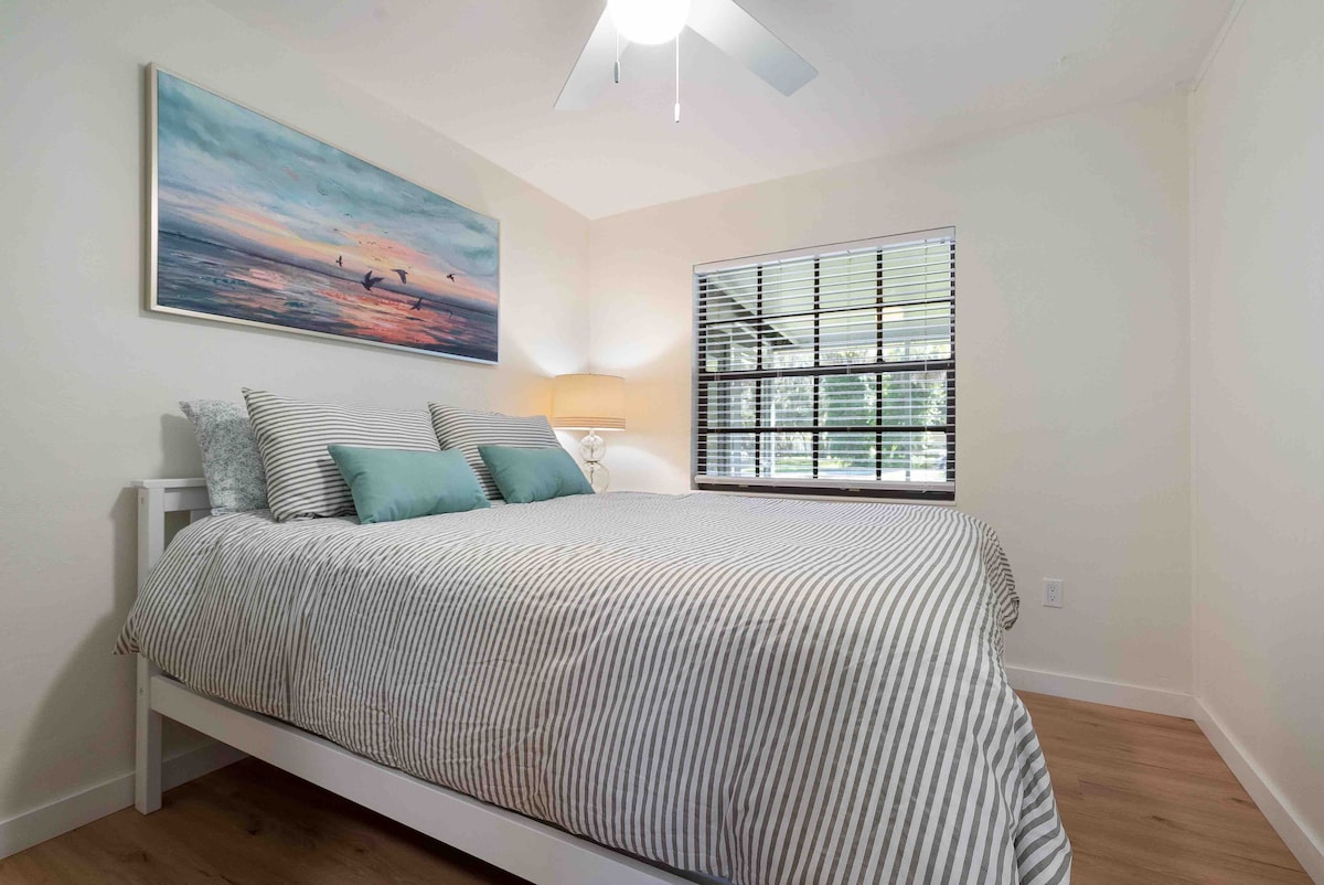 سرير ضيف بحجم كوين مع خزانة وخزانة ملابس 