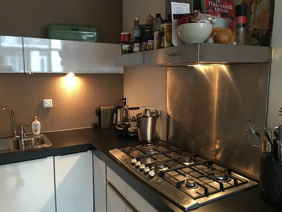 Kitchen with lot's of equipment / De keuken is van alle gemakken voorzien