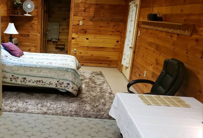Hide Away in the Woods **pet & horse friendly