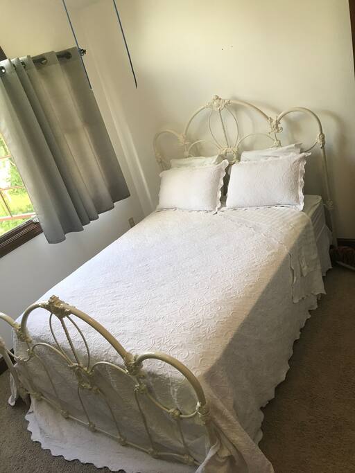 The Moon Room: queen-size bed