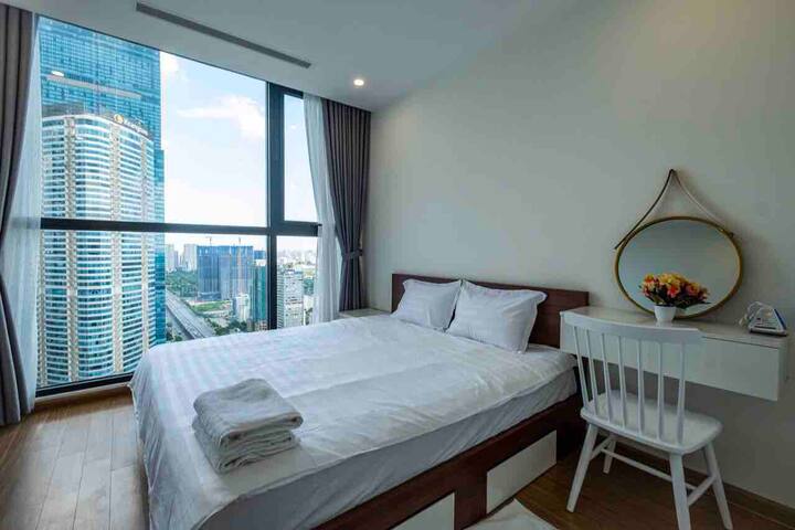 Master bedroom with private bathroom/ bright and sweet