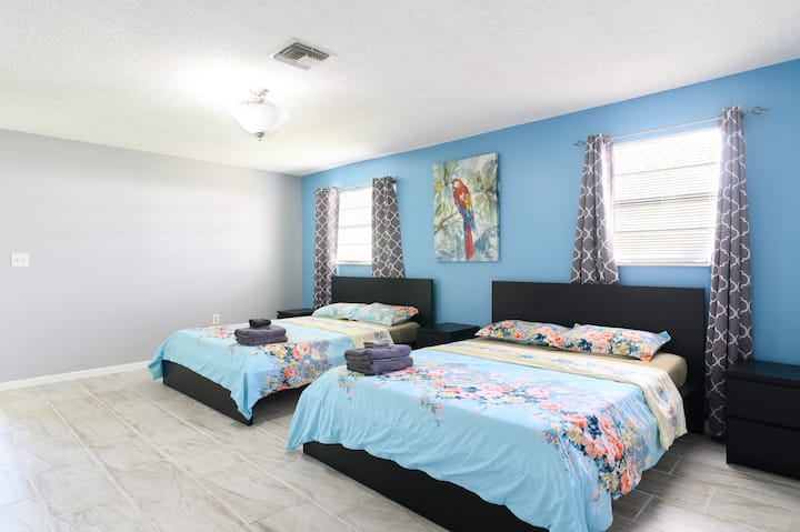 ห้องนอนใหญ่นอนได้สูงสุด 4 คน