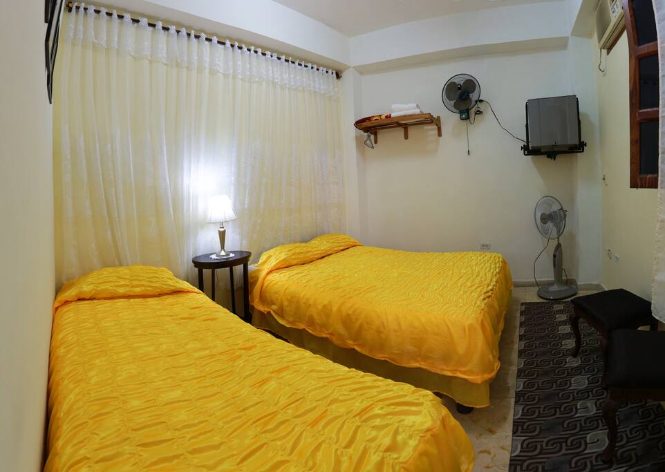 Habitacion con baño privado y capacidad para tres personas
