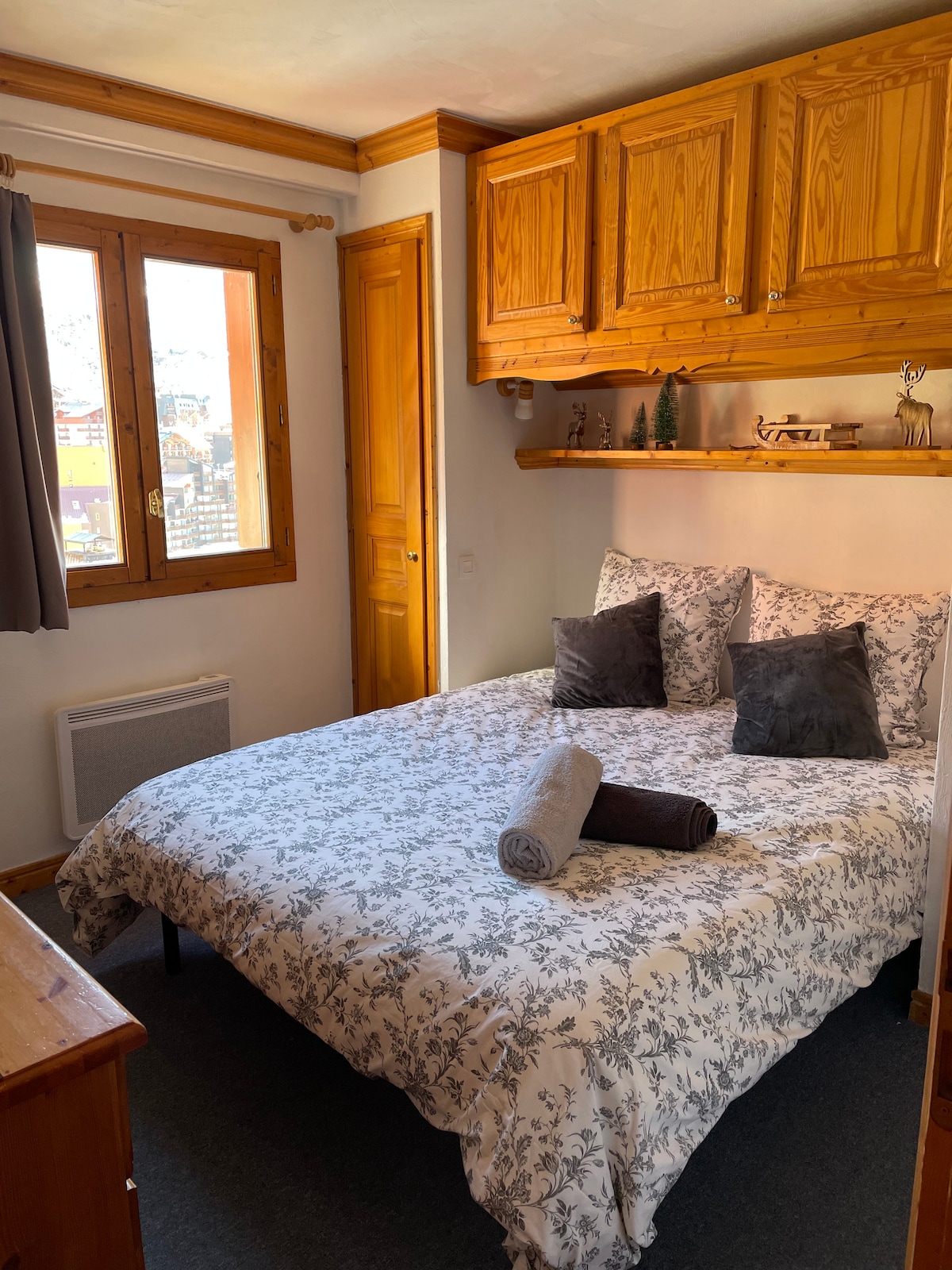 חדר שינה עם מיטה 160x200
מלא מקום אחסון